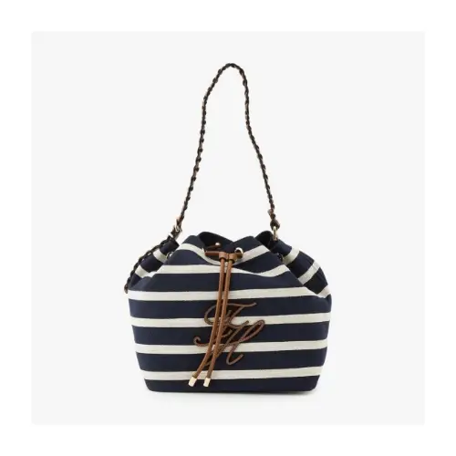 宇野実彩子が着用しているTommy Hilfigerのショルダーバッグ