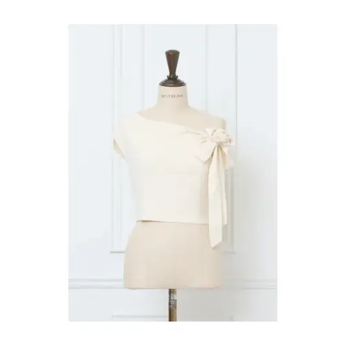 三上悠亜が着用しているMISTREASSのニット