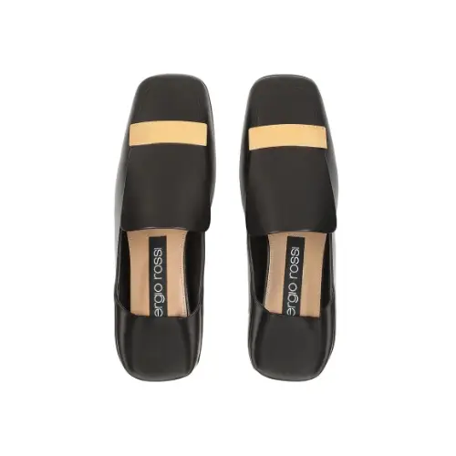 古賀紗理那が着用しているSergio Rossiの革靴