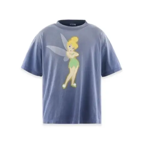 サナが着用しているSAINT MxxxxxxのTシャツ