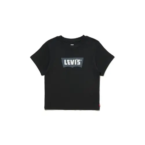 ロゼが着用しているLevi’sのTシャツ