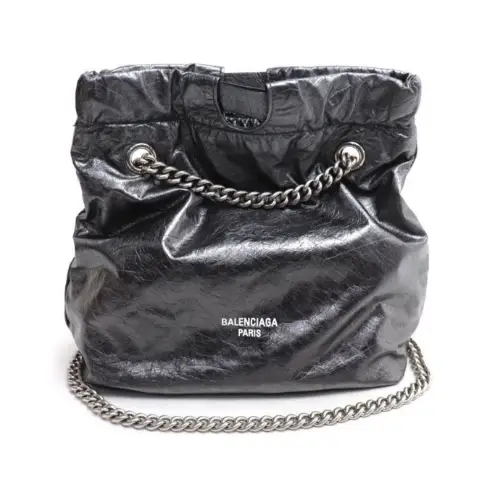 エアが着用しているBalenciagaのトートバッグ