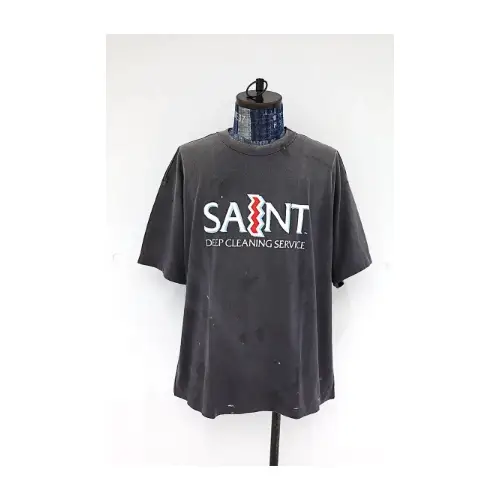 モモが着用しているSAINT MxxxxxxのTシャツ