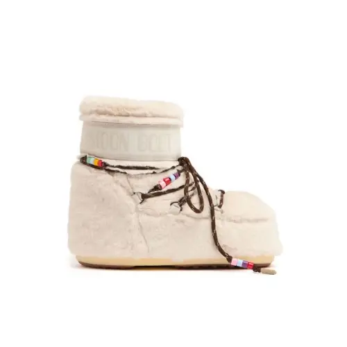 アイエンが着用しているMoon Bootのブーツ