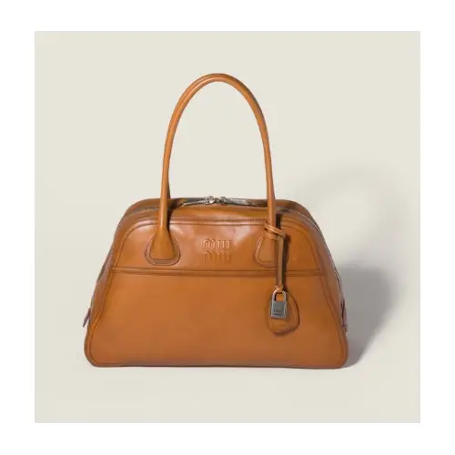 鎮西寿々歌が着用しているMIU MIUのハンドバッグ