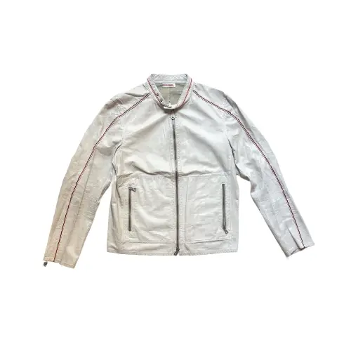 カリナが着用しているPRADAのジャケット全般