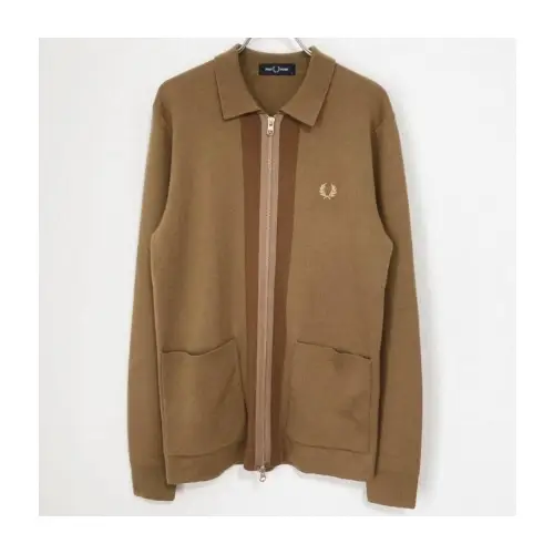 若井滉斗が着用しているFRED PERRYのカーディガン