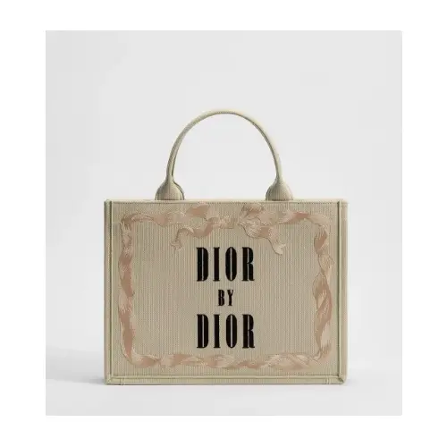 新木優子が着用しているDIORのトートバッグ