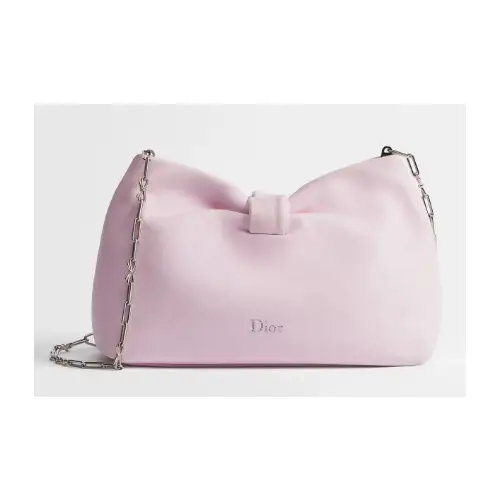 アイナ・ジ・エンドが着用しているDIORのショルダーバッグ