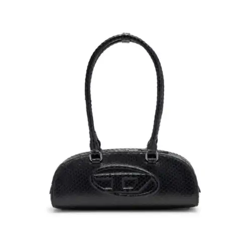 アイナ・ジ・エンドが着用しているDIESELのショルダーバッグ