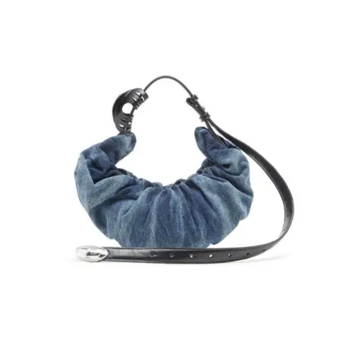 アイナ・ジ・エンドが着用しているDIESELのハンドバッグ