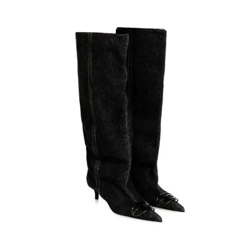 アイナ・ジ・エンドが着用しているDIESELのブーツ