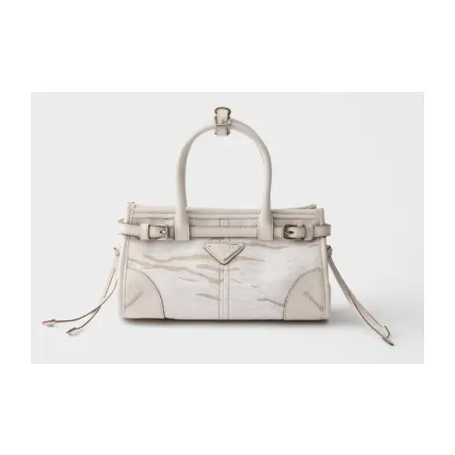 サクラが着用しているPRADAのハンドバッグ