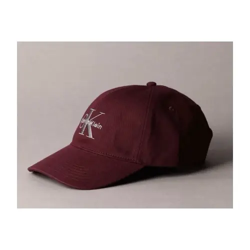 中町綾が着用しているCalvin Kleinのキャップ