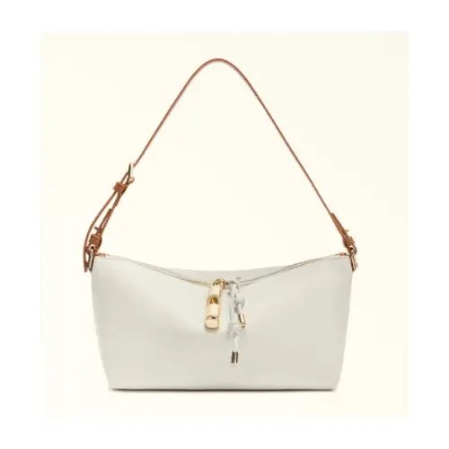 前田敦子が着用しているFURLAのショルダーバッグ