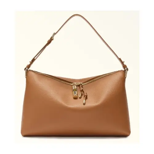 前田敦子が着用しているFURLAのショルダーバッグ