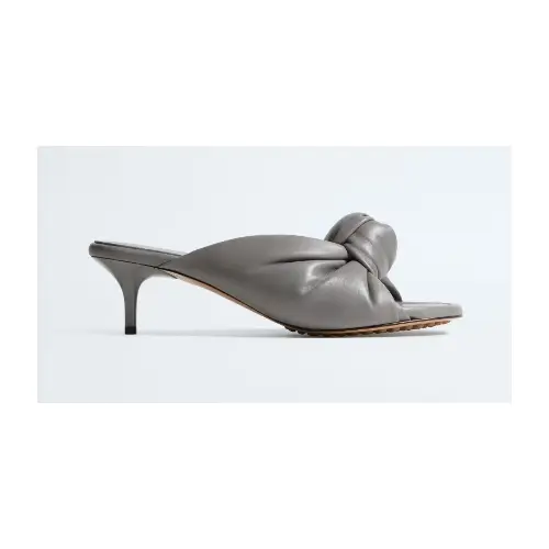 滝沢カレンが着用しているBOTTEGA VENETAのサンダル