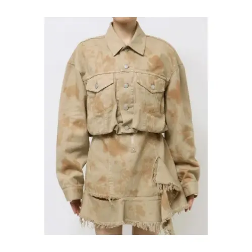 MAHINAが着用しているEMODAのデニムジャケット