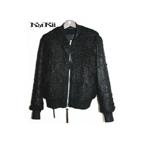 SHUNTOが着用しているKMRiiのファー・ボアジャケット