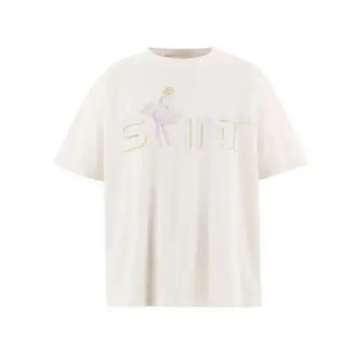 NICOが着用しているSAINT MxxxxxxのTシャツ