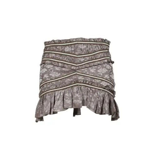 リサが着用しているKNWLSのスカート（ショート）