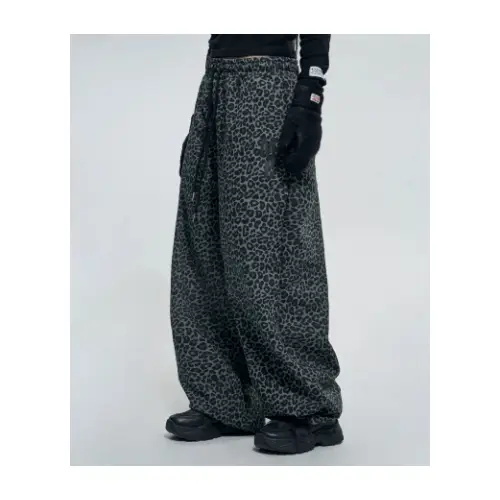 ハンが着用しているVENHITのパンツ（ロング）