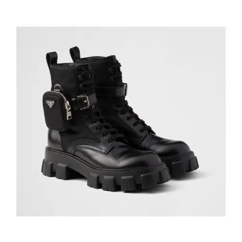 エアが着用しているPRADAのブーツ