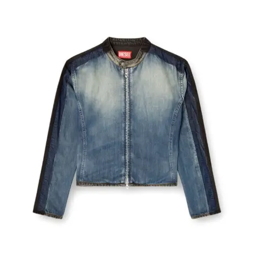 YURIが着用しているDIESELのデニムジャケット