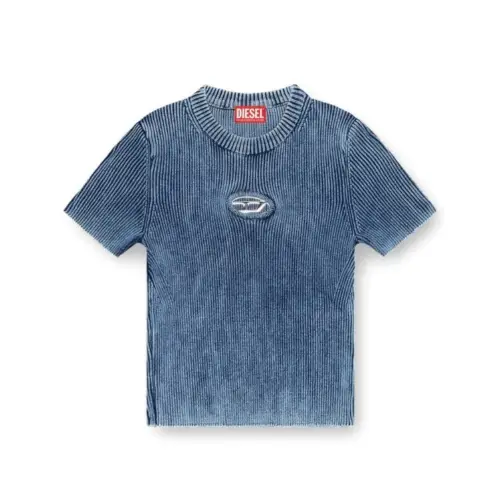 MAHINAが着用しているDIESELのTシャツ