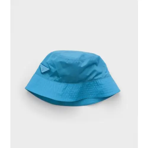 カリナが着用しているPRADAのハット