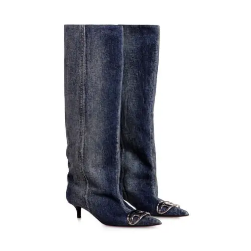 JISOOが着用しているDIESELのブーツ