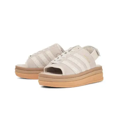 重盛さと美が着用しているadidasのサンダル