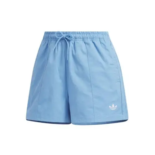 重盛さと美が着用しているadidasのパンツ（ショート）