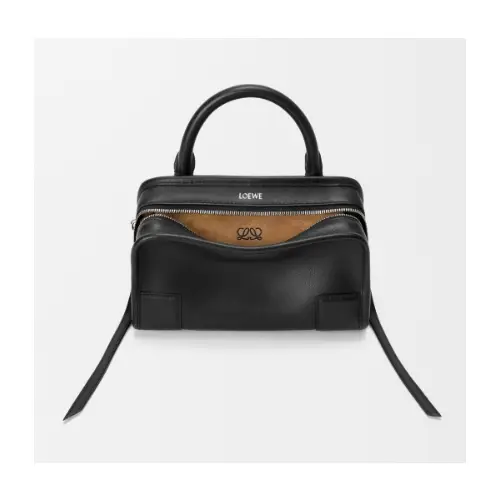 桐谷美玲が着用しているLOEWEのハンドバッグ