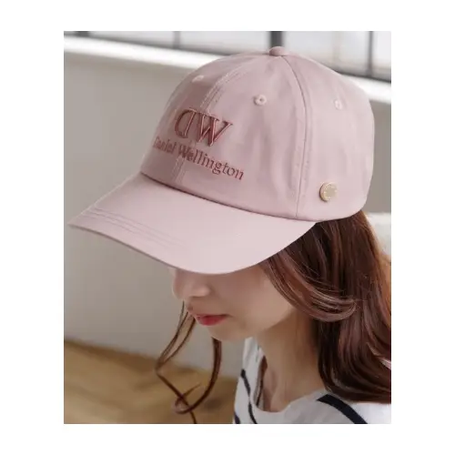 めるるが着用しているDaniel Wellingtonのキャップ