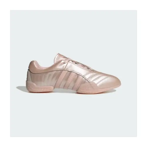 王林が着用しているadidasのスニーカー