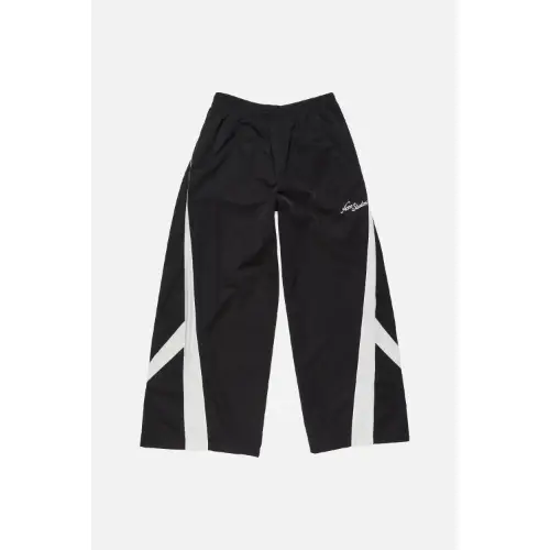 信人が着用しているAcne Studiosのパンツ（ロング）