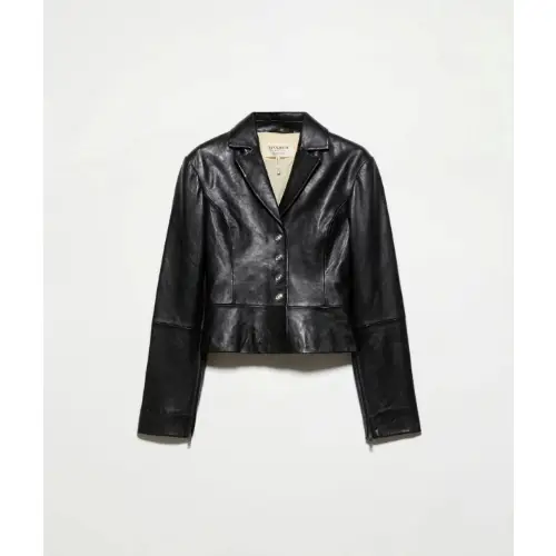 王林が着用しているMAX & Co.のレザージャケット