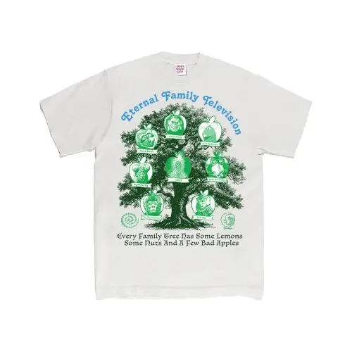 モモが着用しているGoodbye PressのTシャツ