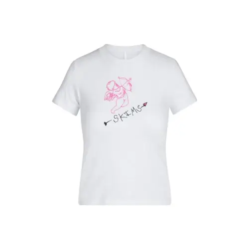 モモが着用しているSKIMSのTシャツ