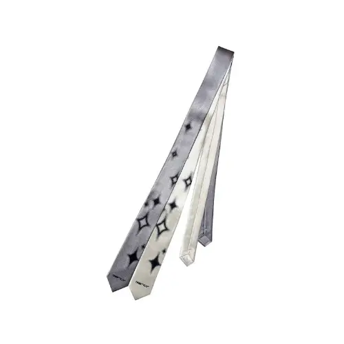 YURIが着用しているNOFFICIALNOFFICEのネクタイ