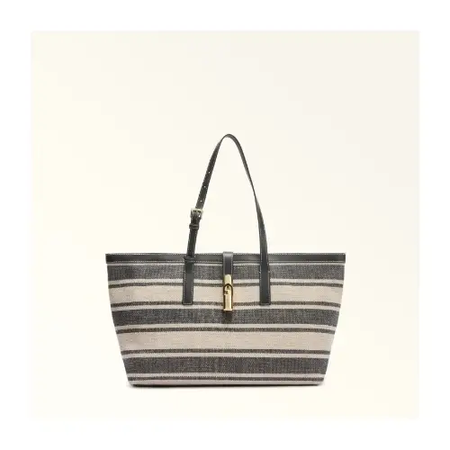 藤田ニコルが着用しているFURLAのトートバッグ