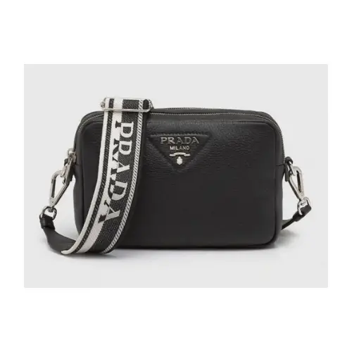 浅見めいが着用しているPRADAのショルダーバッグ