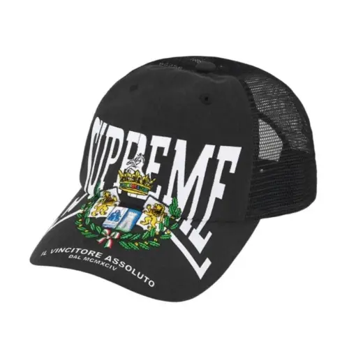 NICOが着用しているSupremeのキャップ