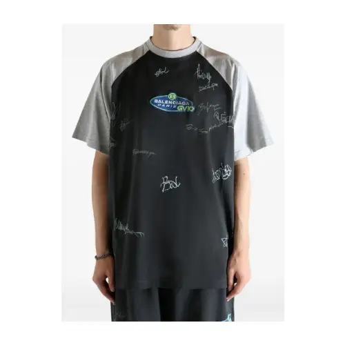 NICOが着用しているBalenciagaのTシャツ