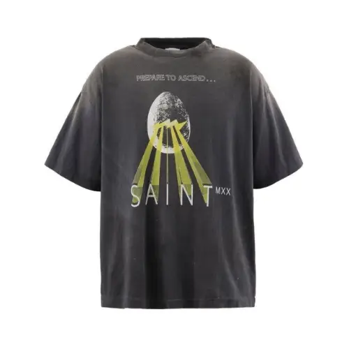 NICOが着用しているSAINT MxxxxxxのTシャツ