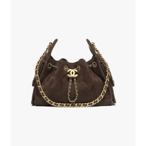 三上悠亜が着用しているCHANELのショルダーバッグ