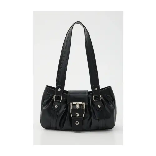 本田翼が着用しているSLYのハンドバッグ