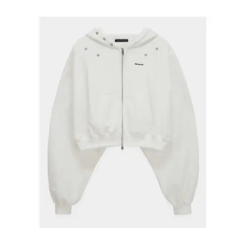 浅見めいが着用しているÊTRE AU SOMMETのパーカー