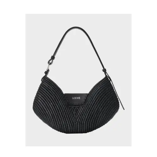 ジゼルが着用しているLOEWEのショルダーバッグ